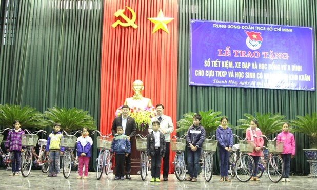 Lê Quốc Phong – Bí thư Trung ương Đoàn trao quà cho học sinh, sinh viên vượt khó tại Thanh Hóa