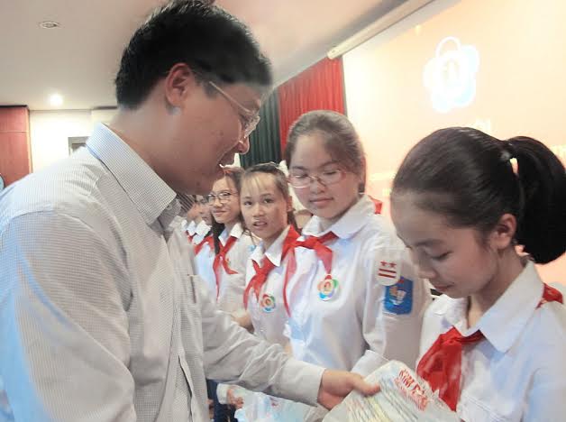  Đ/c Lê Quốc Phong, Bí thư Trung ương Đoàn trao các suất quà cho thiếu nhi Quảng Ninh.