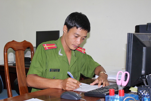 Trung úy Nguyễn Sỹ Nam đang nghiên cứu hồ sơ