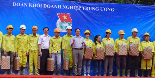 Tặng quà cho thanh niên công nhân có hoàn cảnh khó khăn đang lao động trên công trường thủy điện Huội Quảng, huyện Mường La, Sơn La