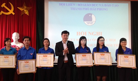 Đồng chí Nguyễn Hoàng Minh - Phó Bí thư Thành đoàn tặng bằng khen của Trung ương Hội cho các tập thể có thành tích xuất sắc trong nhiệm kỳ 2010-2012