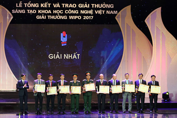 Phó Thủ tướng Vũ Đức Đam cùng Chủ nhiệm và đồng Chủ nhiệm của 4 công trình đạt giải Nhất Giải thưởng Sáng tạo khoa học - công nghệ Việt Nam 2017. Ảnh: VGP/Đình Nam