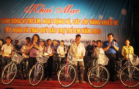 Đồng chí Vũ Thị Thu Thủy- Phó Chủ tịch UBND tỉnh cùng lãnh đạo Sở LĐ, TB&XH, Tỉnh Đoàn Quảng Ninh trao xe đạp cho các em học sinh có hoàn cảnh khó khăn.