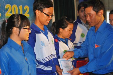 Phó Bí thư Tỉnh đoàn Nguyễn Minh Trưởng-Chỉ huy trưởng chiến dịch trao chứng nhận cho các sinh viên tham gia tình nguyện tại Gia Lai