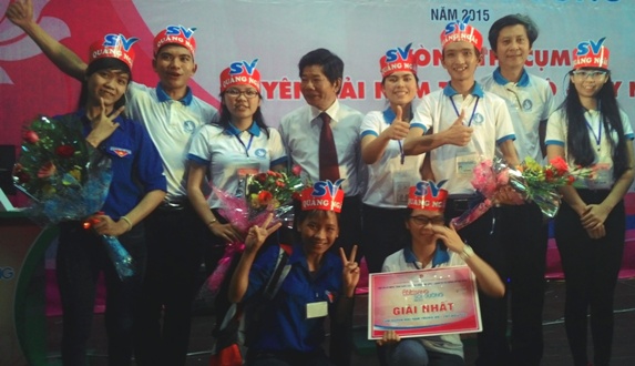 Sinh viên trường ĐH Phạm Văn Đồng tự hào đoạt nhiều giải trong 7 tuần thi (Ảnh do nhà trường cung cấp).
