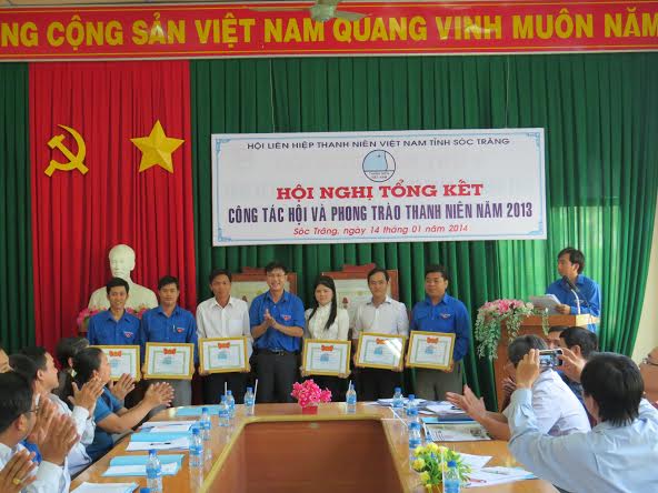 Đồng chí Nguyễn Thành Duy - Phó Bí thư Tỉnh Đoàn, Chủ tịch Hội LHTN tỉnh trao bằng khen cho các đơn vị