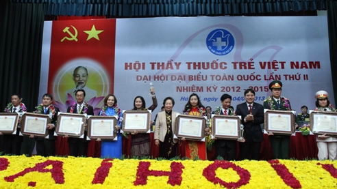 Phó Chủ tịch nước Nguyễn Thị Doan và Bí thư thứ nhất TW Đoàn Nguyễn Đắc Vinh trao bằng khen cho 10 Thầy thuốc trẻ Việt Nam tiêu biểu năm 2012