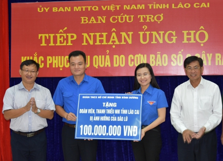 Tỉnh đoàn Bình Dương trao biển tượng trưng ủng hộ 100 triệu cho đoàn viên thanh thiếu nhi tỉnh Lào Cai
