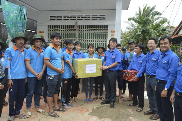 Đồng chí Lê Quốc Phong - Bí thư thứ nhất Trung ương Đoàn tặng quà động viên sinh viên tình nguyện đang tham gia chiến dịch tại huyện Lấp Vò