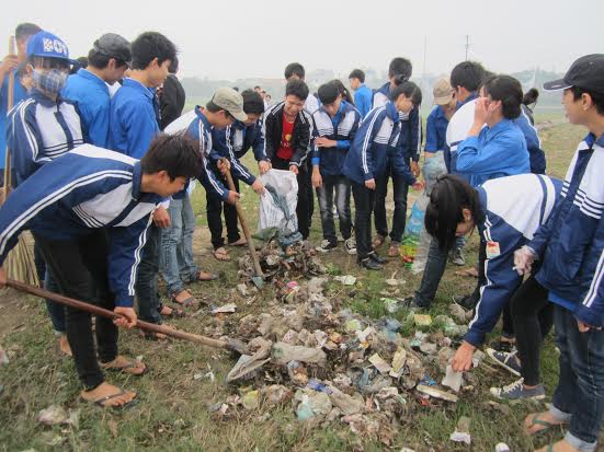 :Đoàn viên thanh niên tham gia vệ sinh môi trường, thu gom rác thải