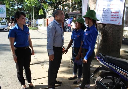 Thứ trưởng Bộ GD-ĐT Nguyễn Vinh Hiển thăm, động viên đội thanh niên tình nguyện