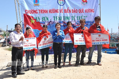 Tỉnh Đoàn Quảng Ngãi trao biểu tượng trưng hỗ trợ kinh phí xây nhà nhân ái cho ngư dân
