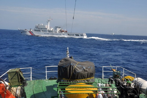 Tàu Trung Quốc luôn luôn cản trước mũi tàu của Cảnh sát biển Việt Nam không cho  tiếp cận giàn khoan Hải Dương 981 (Ảnh: Lao Động)