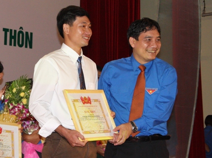Đồng chí Nguyễn Đắc Vinh trao bằng khen cho cá nhân đạt giải nhất cuộc thi ảnh