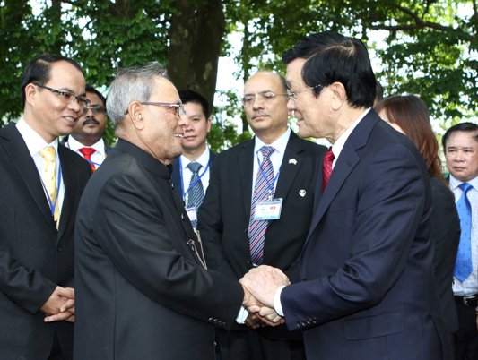 Chủ tịch nước Trương Tấn Sang (bìa phải) bắt tay Tổng thống