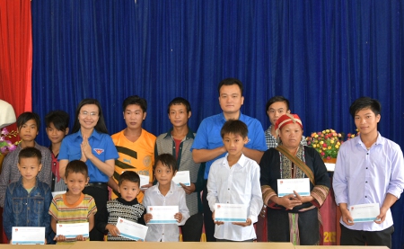 Trao tặng 15 suất quà cho đoàn viên thanh thiếu nhi xã Tòng Sành huyện Bát Xát