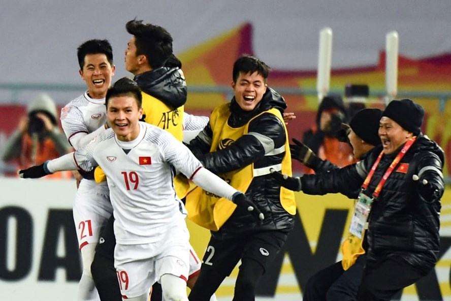 Quảng Hải (số 19) cùng thủ môn Bùi Tiến Dũng đã góp phần giúp U23 Việt Nam vào chung kết. Ảnh: AFC.