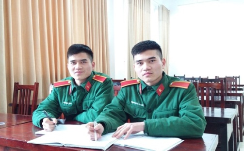 Hai anh em Vinh - Quang cùng trao đổi nội dung học tập trong giờ tự học