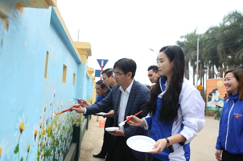 Đồng chí Nguyễn Văn Thắng, UVBTV Trung ương Đoàn, Thành ủy viên, Bí thư Thành đoàn Hà Nội và thanh niên tình nguyện Thủ đô tô vẽ tranh tường 