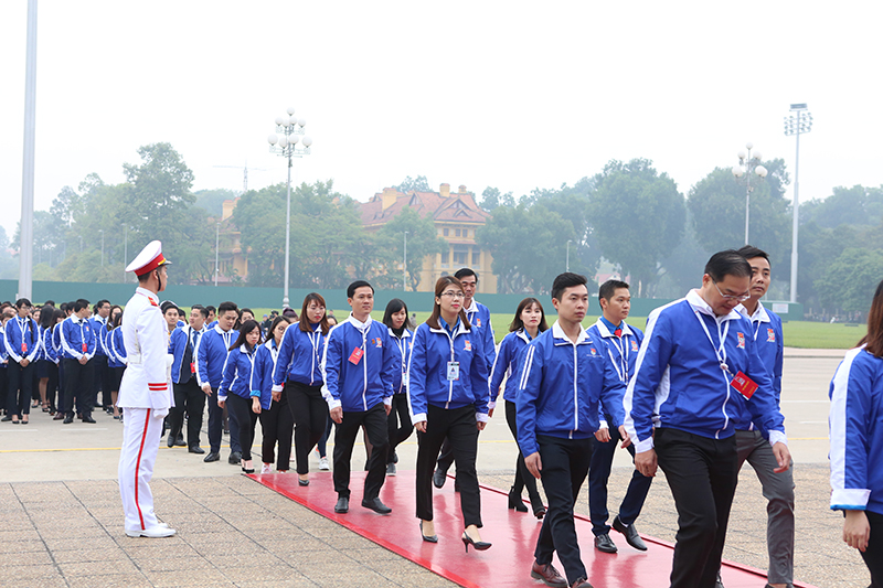 Đoàn đại biểu thanh niên ưu tú viếng lăng cùng vòng hoa chữ "Đời đời nhớ ơn Chủ tịch Hồ Chí Minh vĩ đại".