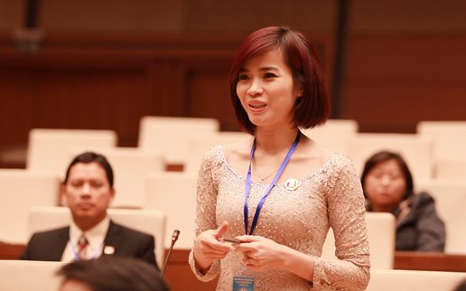 Đại biểu Đinh Thị Bích Châu, đại diện đai biểu Doanh nhân trẻ phát biểu tại buổi gặp. Ảnh Bảo Anh