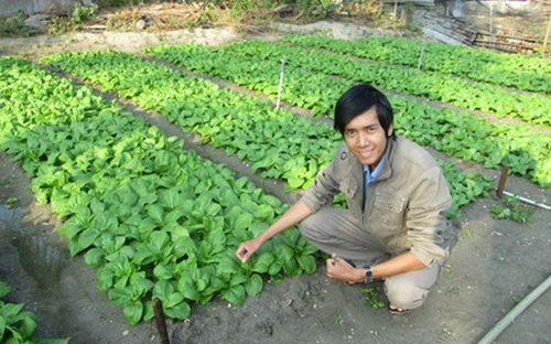 Lê Minh Vương tìm hiểu kỹ thuật bên vườn rau sạch tại Củ Chi