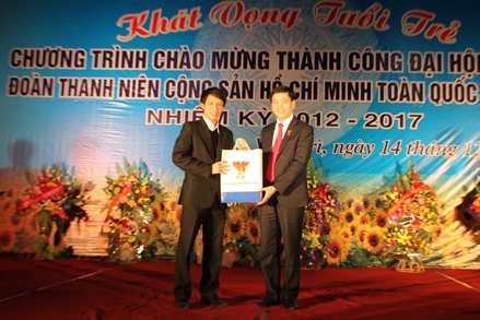 Đồng chí Nguyễn Long Hải tặng quà Đoàn Trường Cao đẳng Dược Phú Thọ