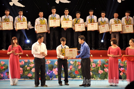 Bí thư thứ nhất T.Ư Đoàn Nguyễn Đắc Vinh trao thưởng cho các thợ trẻ giỏi năm 2014