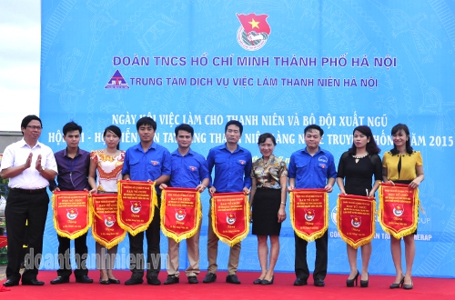 Trung tâm dịch vụ giới thiệu việc làm Thanh niên Hà Nội tặng cờ lưu niệm cho các đơn vị tham gia Ngày hội viecj làm thanh niên và bộ đội xuất ngũ