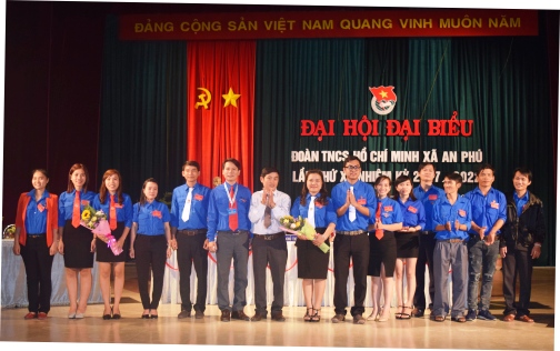  Hình: Lãnh đạo Tỉnh Đoàn và Thành Đoàn Tuy Hòa tặng hoa chúc mừng Ban Chấp hành Đoàn TNCS Hồ Chí Minh xã An Phú khóa mới