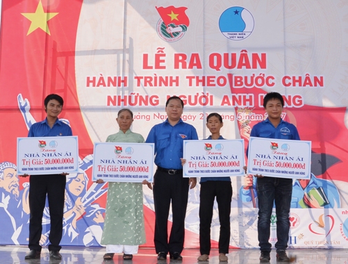 Nguyễn Phi Long - Bí thư Trung ương Đoàn, Chủ tịch Hội LHTN Việt Nam lên trao biển tượng trưng Nhà nhân ái cho các gia đình thương binh liệt sỹ, người có công với Cách mạng