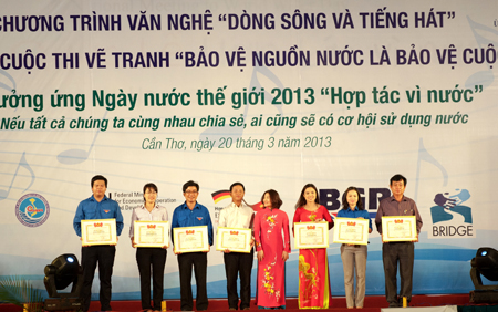 Đ/c Nguyễn Thị Hà, Bí thư Trung ương Đoàn, Chủ tịch Hội đồng Đội Trung ương trao giải