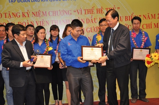 Đồng chí Phùng Đình Thực (phải) và đồng chí Phạm Xuân Cảnh (trái) trao danh hiệu "Cán bộ đoàn, đoàn viên thanh niên Dầu khí tiêu biểu" năm 2012.