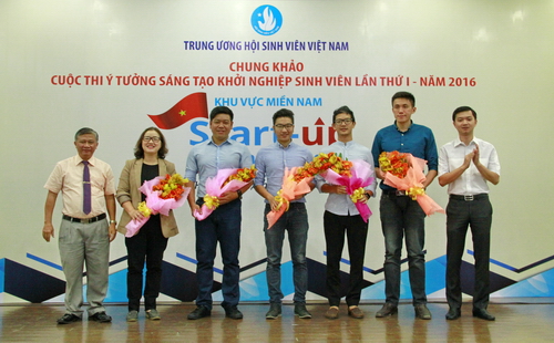 Đồng chí Nguyễn Minh Triết - Trưởng Ban Thanh niên trường học Trung ương Đoàn, Phó Chủ tịch Hội Sinh viên Việt Nam tặng hoa các thành viên Hội đồng giám khảo