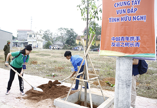 Thanh niên Việt Nam - Trung Quốc tham gia trồng cây bảo vệ môi trường.