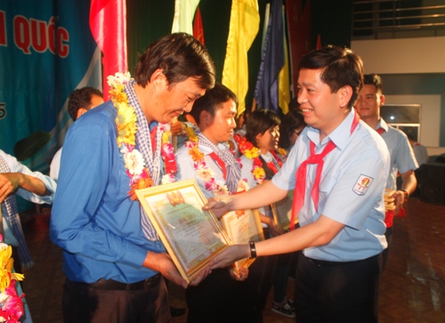 Đồng chí Nguyễn Long Hải - Bí thư Trung ương Đoàn, trao quà cho 3 thí sinh có thành tích cao nhất trong đợt kiểm tra, đánh giá tại luyện Kim Đồng toàn quốc năm 2015, khu vực phía Nam.