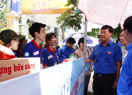 Đồng chí Lê Quốc Phong thằm Quầy dịch vụ cộng đồng miễn phí tại cổng ĐH Kinh tế Quốc dân