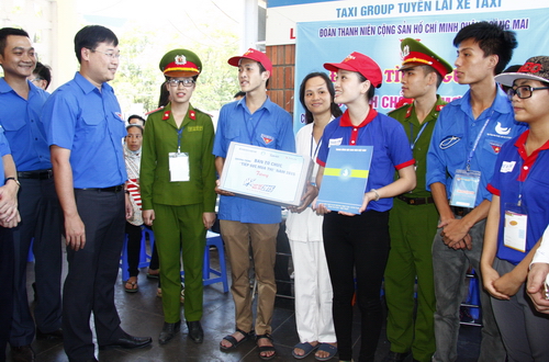 Đồng chí Lê Quốc Phong tặng quà và động viên các đội hình sinh viên tình nguyện đang hoạt động tại bến xe Giáp Bát