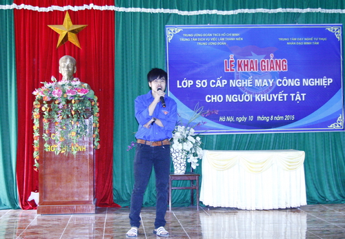 Nguyễn Văn Nam trình bày ca khúc "Khi tổ quốc cần" tại lễ khai giảng lớp học