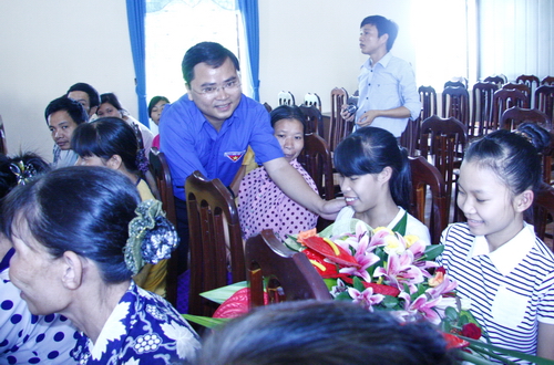 Đồng chí Nguyễn Anh Tuấn - Bí thư Trung ương Đoàn tặng hoa động viên các học viên cố gắng học tập, hoàn thành khóa học với kết quả cao
