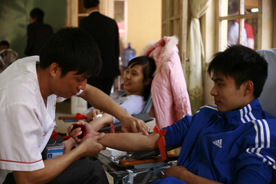 Thanh niên hiến máu tình nguyện sau lễ ra quân