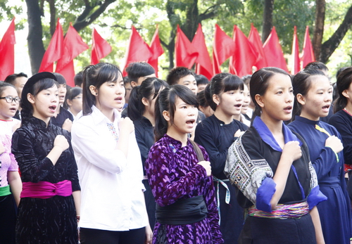 Các em học sinh hát quốc ca trong lễ chào cờ