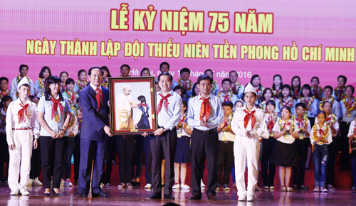 Chủ tịch nước Trần Đại Quang tặng bức tranh quý Bác Hồ với thiếu nhi cho Hội đồng đội T.Ư.