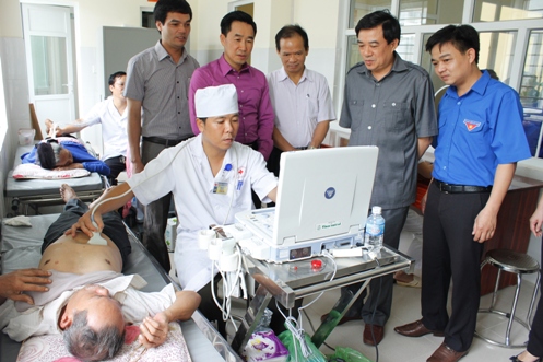Các đồng chí lãnh đạo tỉnh thăm hoạt động khám phát thuốc tại bệnh viện đa khoa khu vực Trung Sơn