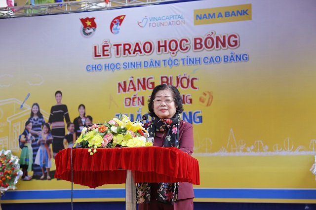 Bà Trương Mỹ Hoa – Nguyên Bí thư Trung ương Đảng – Nguyên Phó Chủ tịch Nước CHXHCN Việt Nam – Chủ tịch Quỹ học bổng Vừ A Dính phát biểu tại buổi lễ