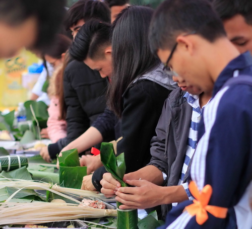 Đông đảo du học sinh tham gia gói bánh chưng Tết vì lần đầu được trải nghiệm