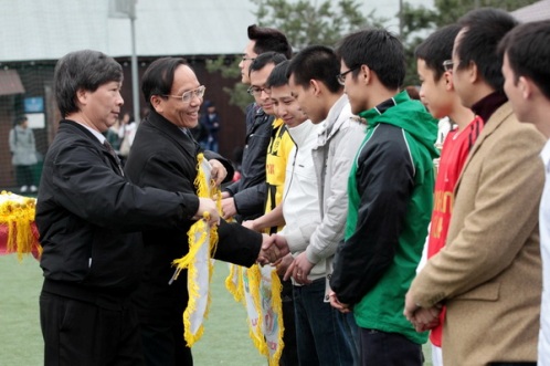 đại sứ Phạm Xuân Sơn trao cờ lưu niệm cho các đội tham gia Đại hội