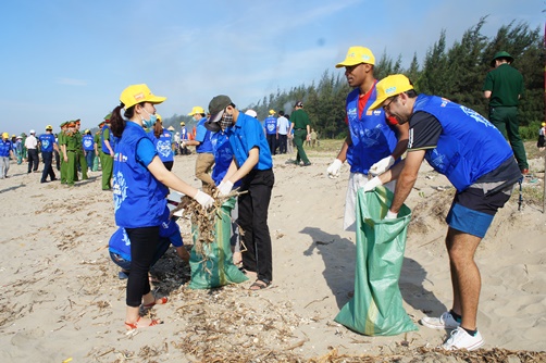 Các đồng chí lãnh đạo cùng ĐVTN tham gia làm sạch ờ biển tại xã