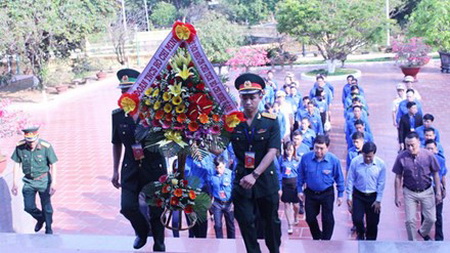 Các cán bộ đoàn, đoàn viên xuất sắc đạt giải thưởng Lý Tự Trọng năm 2017 đặt vòng hoa và dâng hương tại bàn thờ bác Hồ ở Bảo tàng Hồ Chí Minh chi nhánh Quân khu V. Ảnh: Giang Thanh
