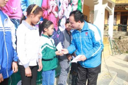 Anh Lò Quang Tú, Uỷ viên Ban thường vụ Trung ương Đoàn, Phó Chủ tịch Hội LHTN Việt Nam tặng quà cho các em học sinh